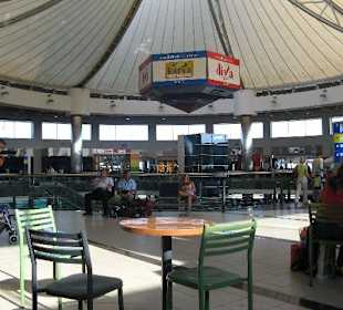 Shoppingmeile im Flughafen