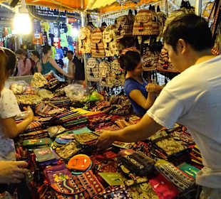 Auf dem Night Markt in Hanoi unterwegs