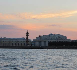 Der Abendhimmel über dem Ufer