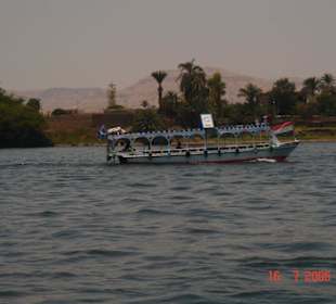 Nil überqueren mit einen kleinen Fähre