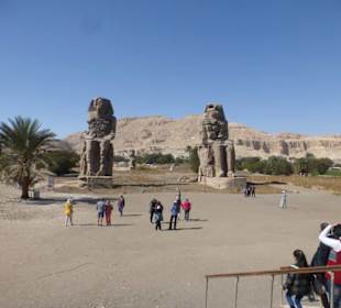 Memnon-Kolosse und Totentempel von Amenophis III. 