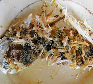 Reste der Fischmahlzeit