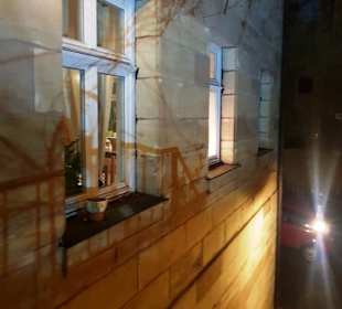 An der Hausfront entlang