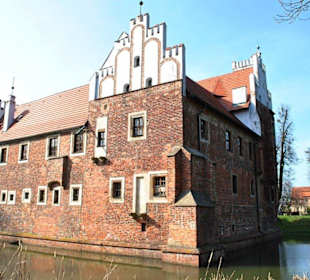 Zamek w Wojnowicach wraz z fosą