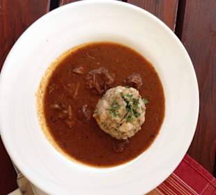 Gulasch mit Semmelknödel
