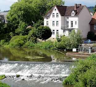 Die Fulda an der Altstadt von Melsungen