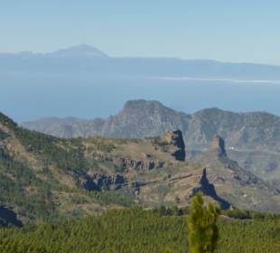 Vorne Roque Nublo, hinten Pico del Teide/Teneriffa