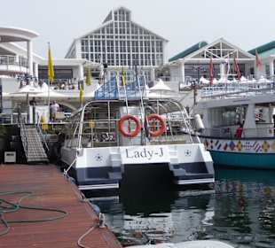 Boot für Hafenrundfahrt am Steg