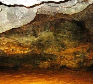 Im Inneren der begehbaren Höhle