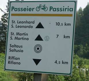 Hinweistafel zu den Wanderwegen entlang der Passer