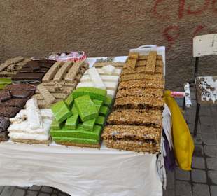 Süße Leckereien finden die Bienen auch gut