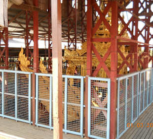 Hinter Gittern liegt die königliche Barke