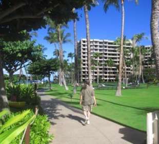 Kaanapali Beach mit Uferpromenade und Hotelblock