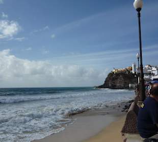 Strand mit Promenade unterhalb der Anlage