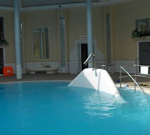 Basen z bardzo ciepła i słoną woda