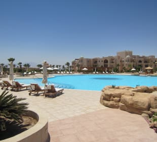 Pool und Hotelanlage im maurischen Stil