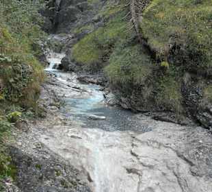 Wasserfall entlang der Schlucht
