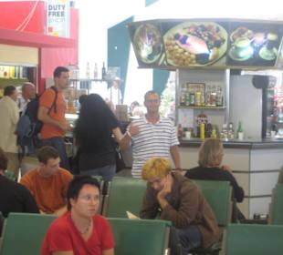 Abflughalle mit Bar und Shops