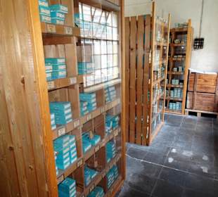 Im Lager der Ventilfabrik