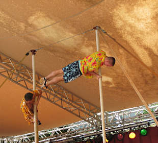 Show auf der Wayang-Bühne im Tropendorf