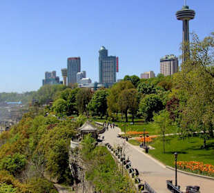 Parkanlage in Niagara Falls mit Hotelanlagen.
