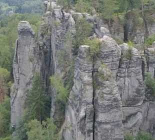 Blick zur Felsenburg Neurathen mit Freilichtmuseum