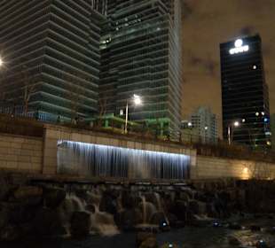 Fiume artificiale nel centro di Seoul