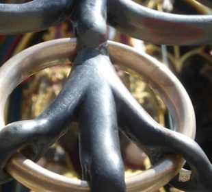 Messingring am Gitter vom Schönen Brunnen