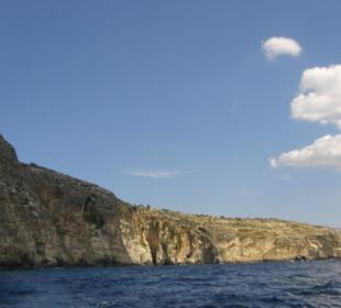 Blick vom Boot auf die Küste