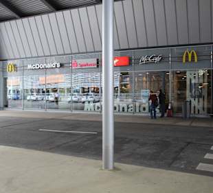 Übergang vom Parkhaus 1 zur Airport Plaza
