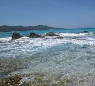 Felsen am Strandbeginn