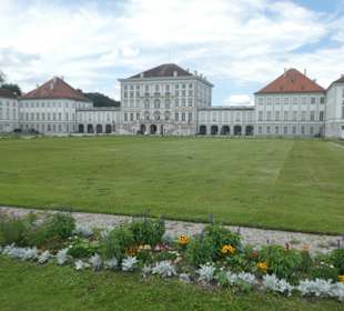 Blick von Auffahrtsallee zum Schloss Nymphenburg