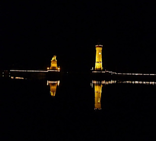 Hafeneinfahrt bei Nacht