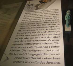 Infotafel zu Dienerfiguren / Grabbeigaben