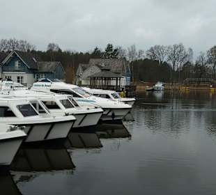 Marina mit der Bootsflotte