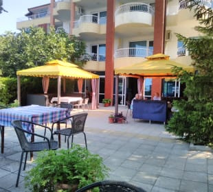 Blick auf den Aussenbereich und Speiseraum Hotel Consul