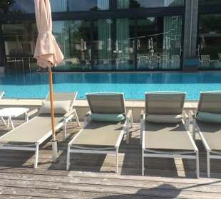 Außenpoolanlage, Whirlpool mit ausreichenden Liege