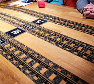 Eisenbahnschienen zwischen den Gästen