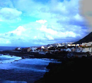 Panorama von Garachico mit Felsen im Meer