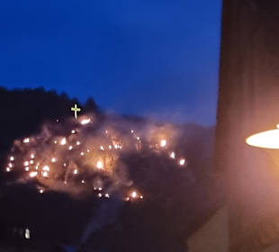 An den Häusern entlang