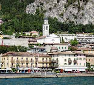 Blick auf die Kirche in der Altstadt von Limone