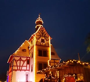 Hausschmuck auf dem Gelände