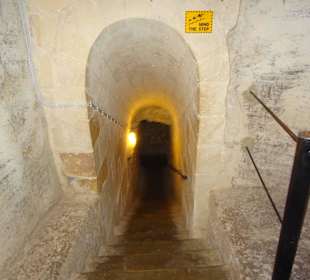 Hier geht es zu den Katakomben