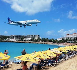 Flugzeug über dem Strand
