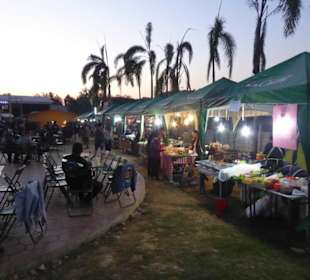 Das Partygelände mit Essensständen