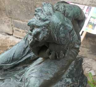 Die verzweifelt Mutter vor der Johanniskirche