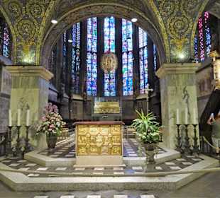 Blick zum Altar und Chor im Aachener Dom
