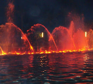 fontanna przy morzu i promenadzie