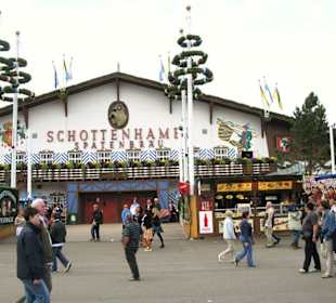 Eines von 14 Festzelten