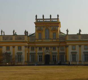 Schloss Wilanow: Blick vom Schlosshof zum Palast